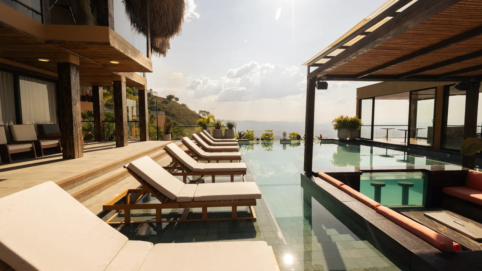 Tumbonas junto a la piscina infinita con vista al valle